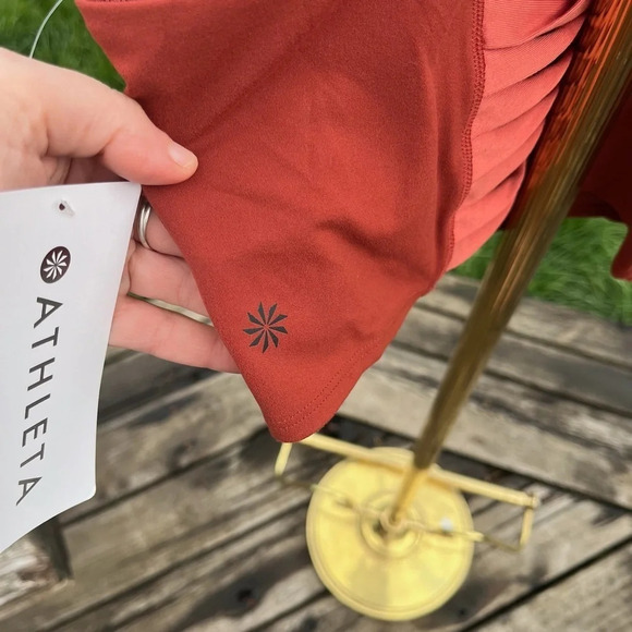 ATHLETA ~ New Conscious Twist Crop Top in Powervita Rust Red Size XS - Picture 10 of 13